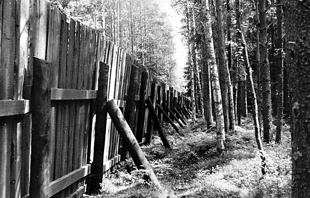 Забор вокруг захоронений в Левашово.