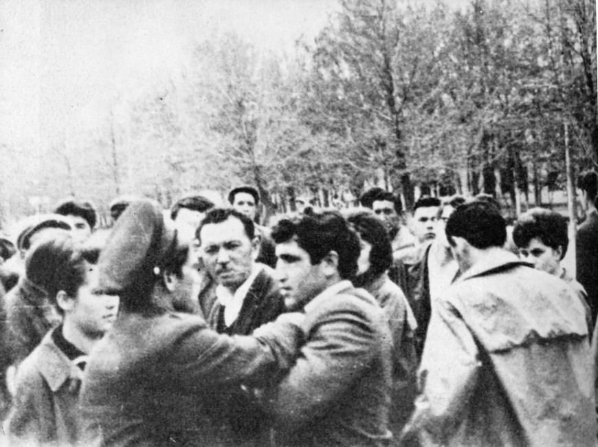 Массовые гуляния крымских татар, посвященные 98-й годовщине со дня рождения Ленина (21 апреля 1968) в городе Чирчик Ташкентской области были разогнаны милицией и солдатами. Фото — О. Мустафаев (?)