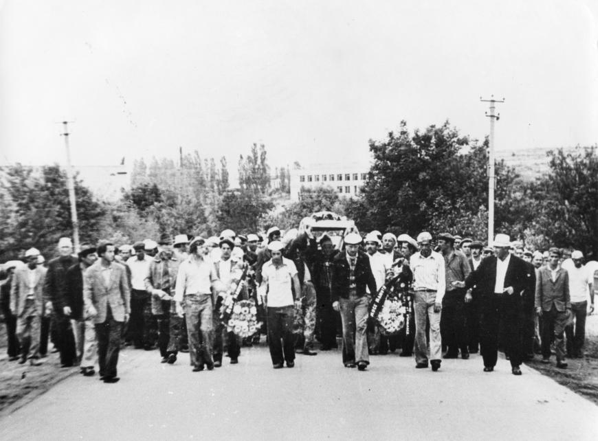 Похороны Мусы Мамута в селе Донское. 30 июня 1978. Автор фото — Ремзи Сеитвапов (?)