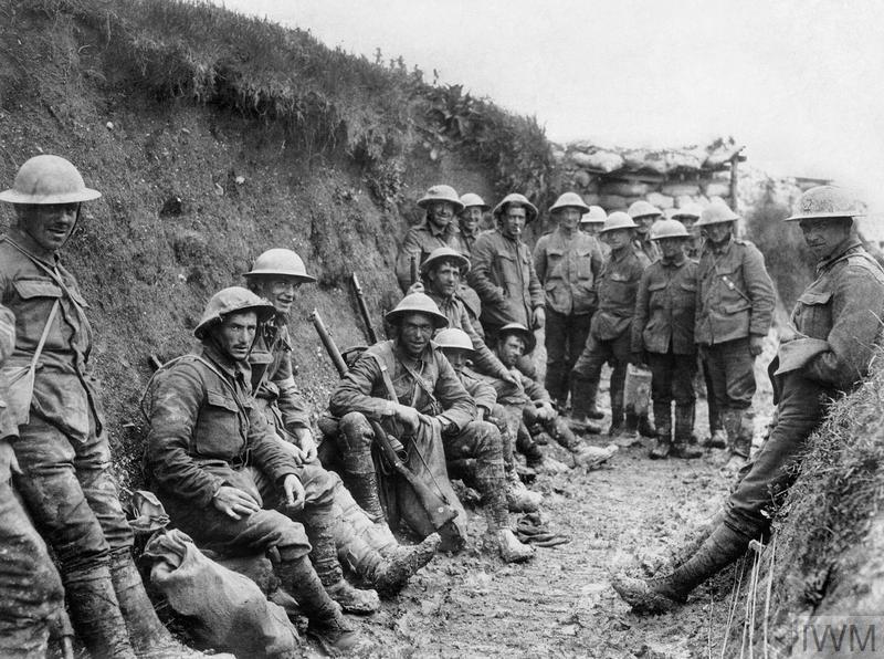 Британские солдаты в окопе в первый день сражения про Сомме, 1 июля 1916. Фото: архив Имперского военного музея (Великобритания)